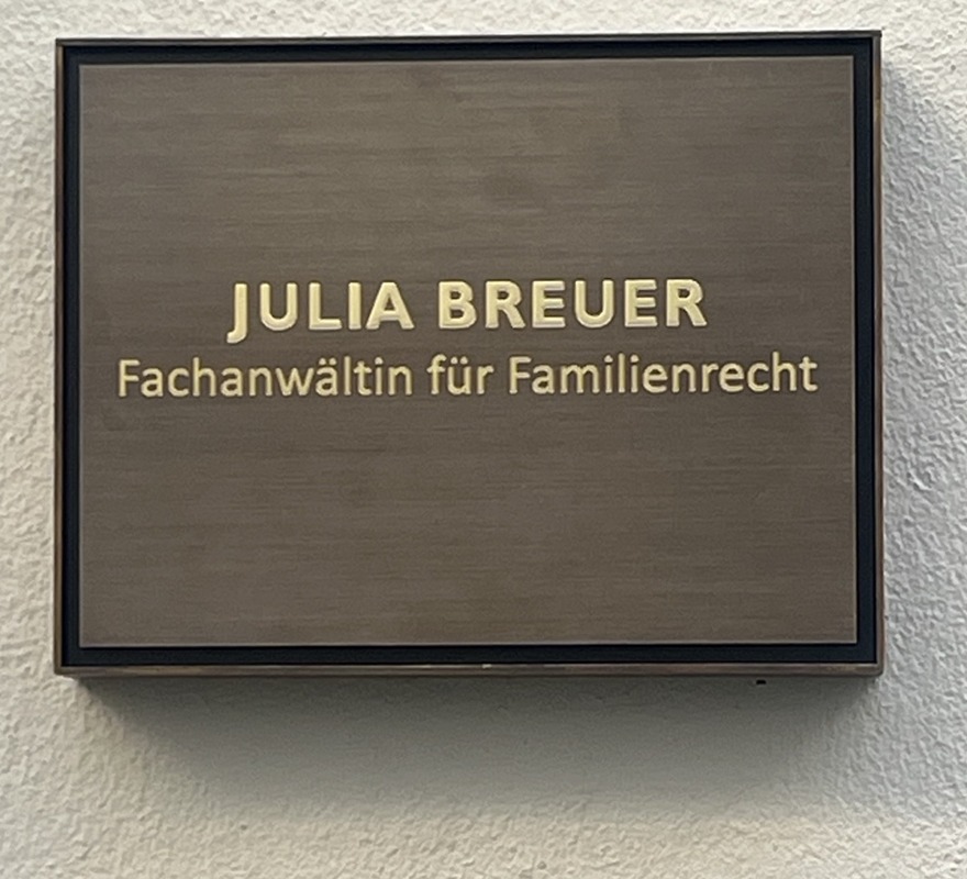 Kanzleischild Julia Breuer, Fachanwältin für Familienrecht